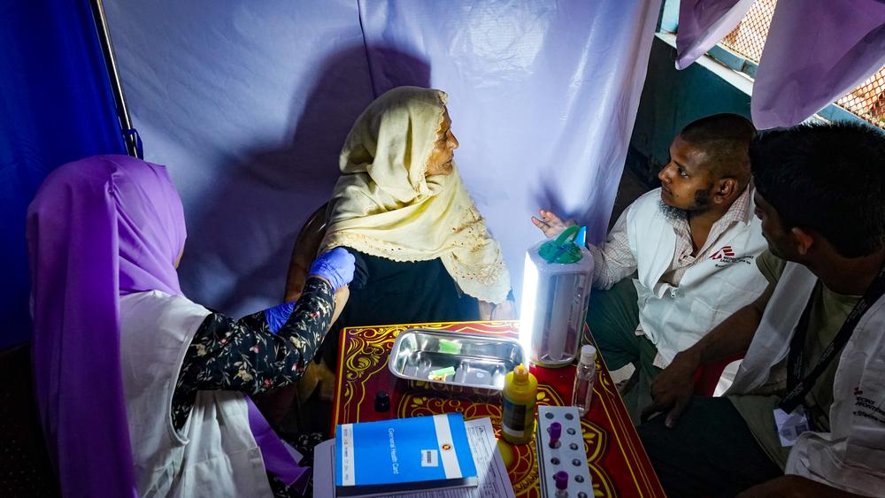 Une infirmière MSF prélève des échantillons pour des tests de charge virale dans le cadre d'une vaste campagne « tester et traiter » lancée par MSF dans les camps de Rohingyas. 