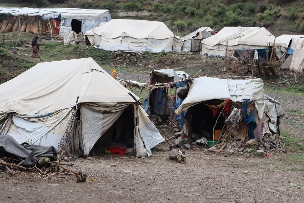 Tentes du camp de déplacés de Jari 2, situé le long d'une route montagneuse et rocailleuse, rendant difficile l'accès à la zone qui servait autrefois de base à une entreprise turque construisant la voie ferrée.