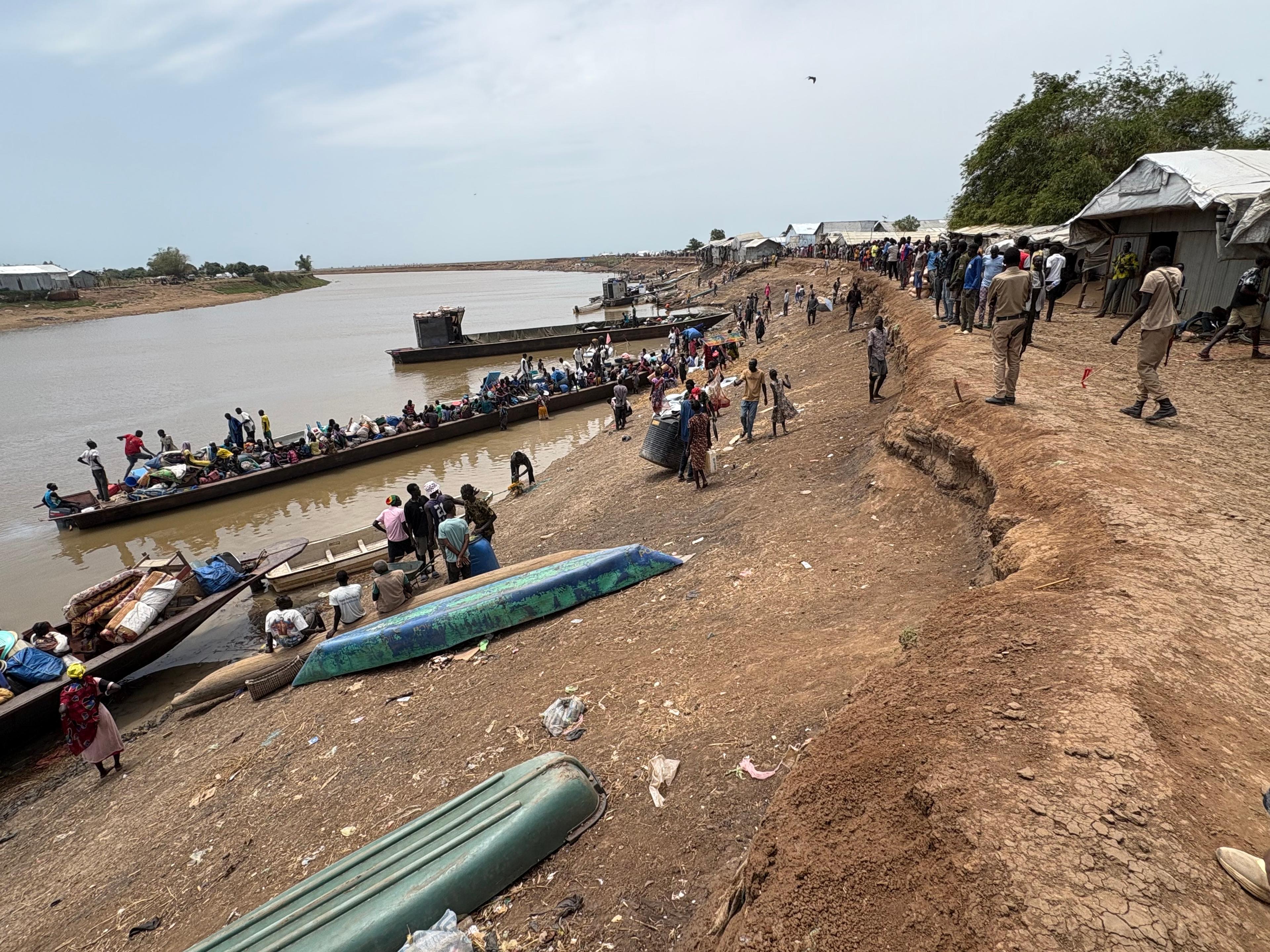Les réfugiés sud-soudanais qui séjournent à Burbieye, dans la région de Gambella en Éthiopie, se préparent à déménager à Mattar, dans la région de Gambella en Éthiopie, en raison du conflit en cours à Burbie.