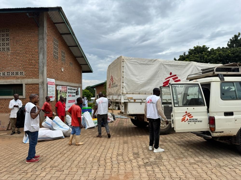 Les équipes MSF de l'Unité d'intervention d'urgence du Sud-Kivu (SKERU) répondent aux besoins des habitants de Kamanyola, une ville proche de la ligne de front et touchée par le conflit de février 2025, en RDC.