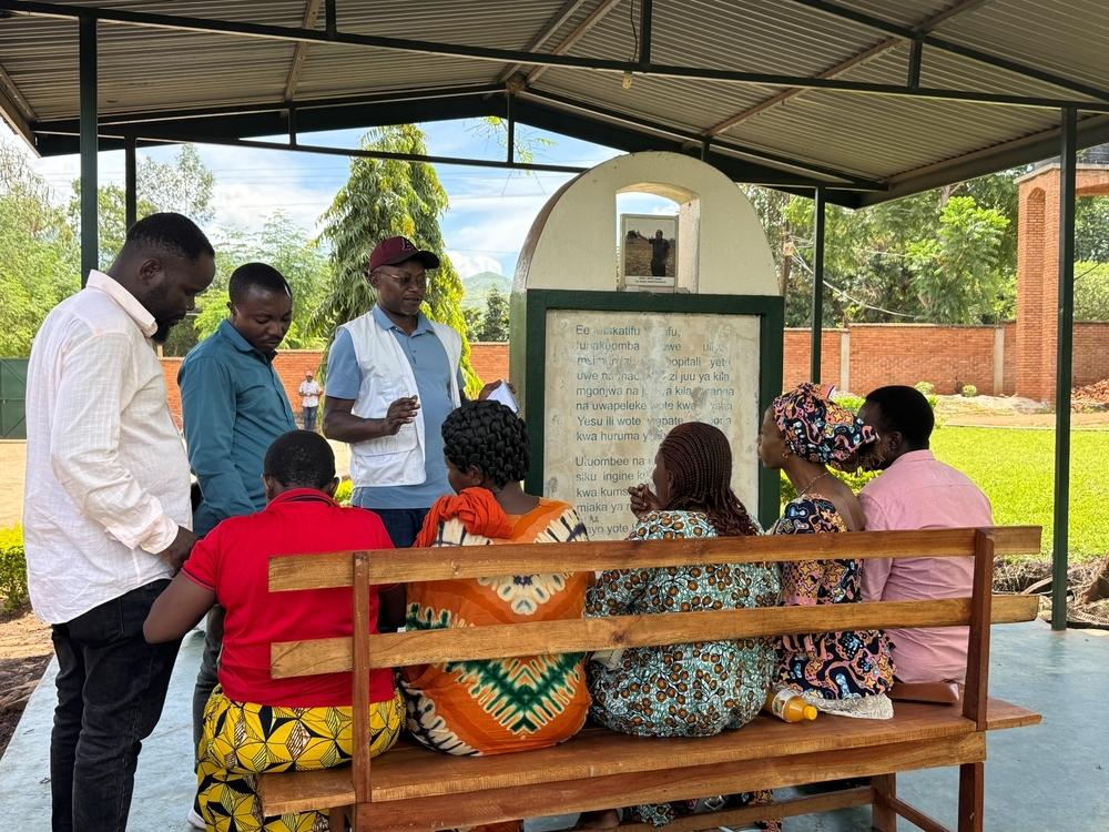 Le superviseur de l'eau et de l'assainissement de MSF organise une formation pour les membres de la communauté qui aident à chlorer l'eau et à la rendre potable, ville de Kamanyola, Sud-Kivu, RDC, avril 2025. 