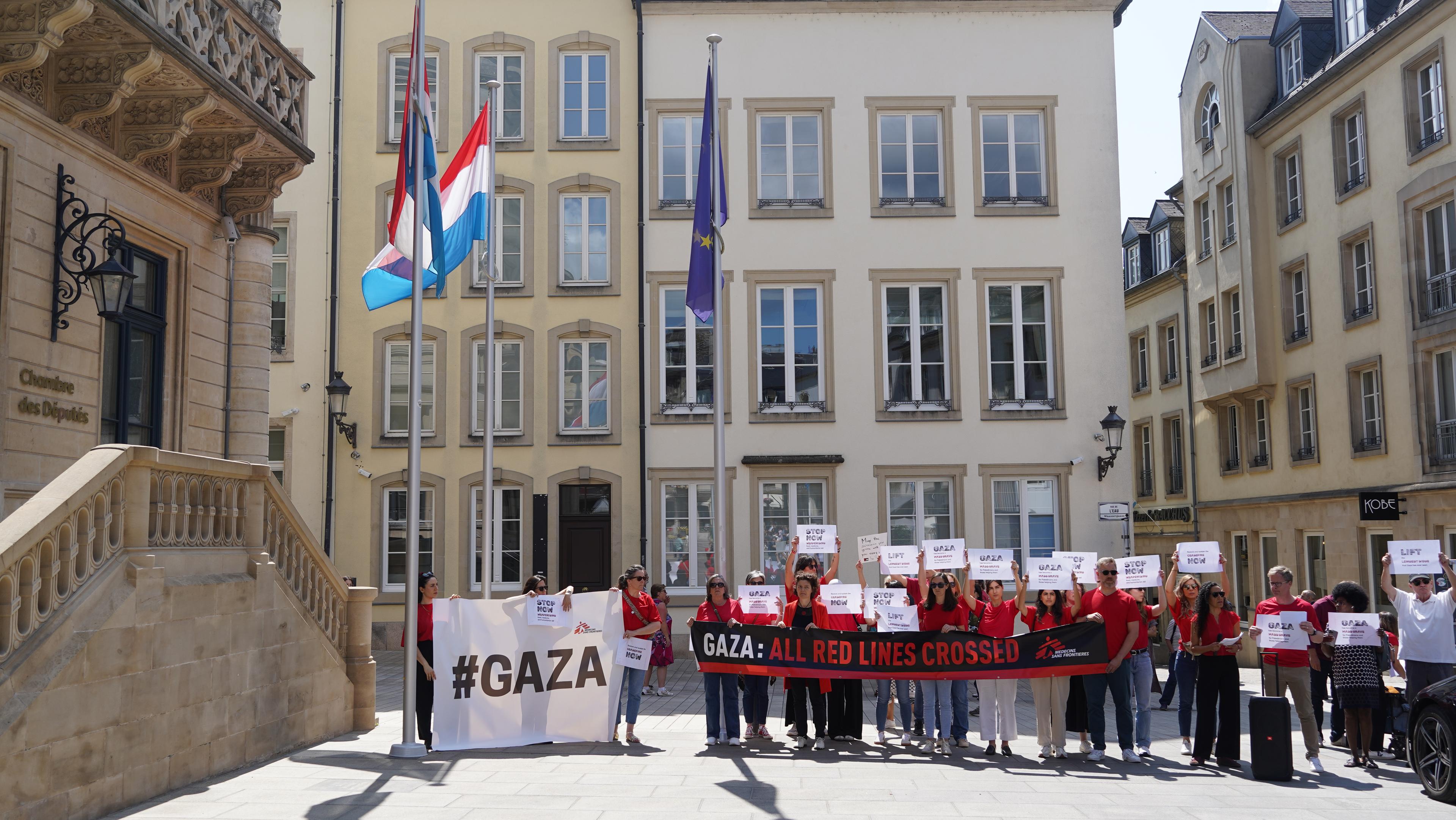 Action 'Ligne Rouge' pour Gaza, organisée par MSF Luxembourg devant la Chambre des députés. Luxembourg, le 16 juin, 2025 © Arnaud Gruest/ MSF