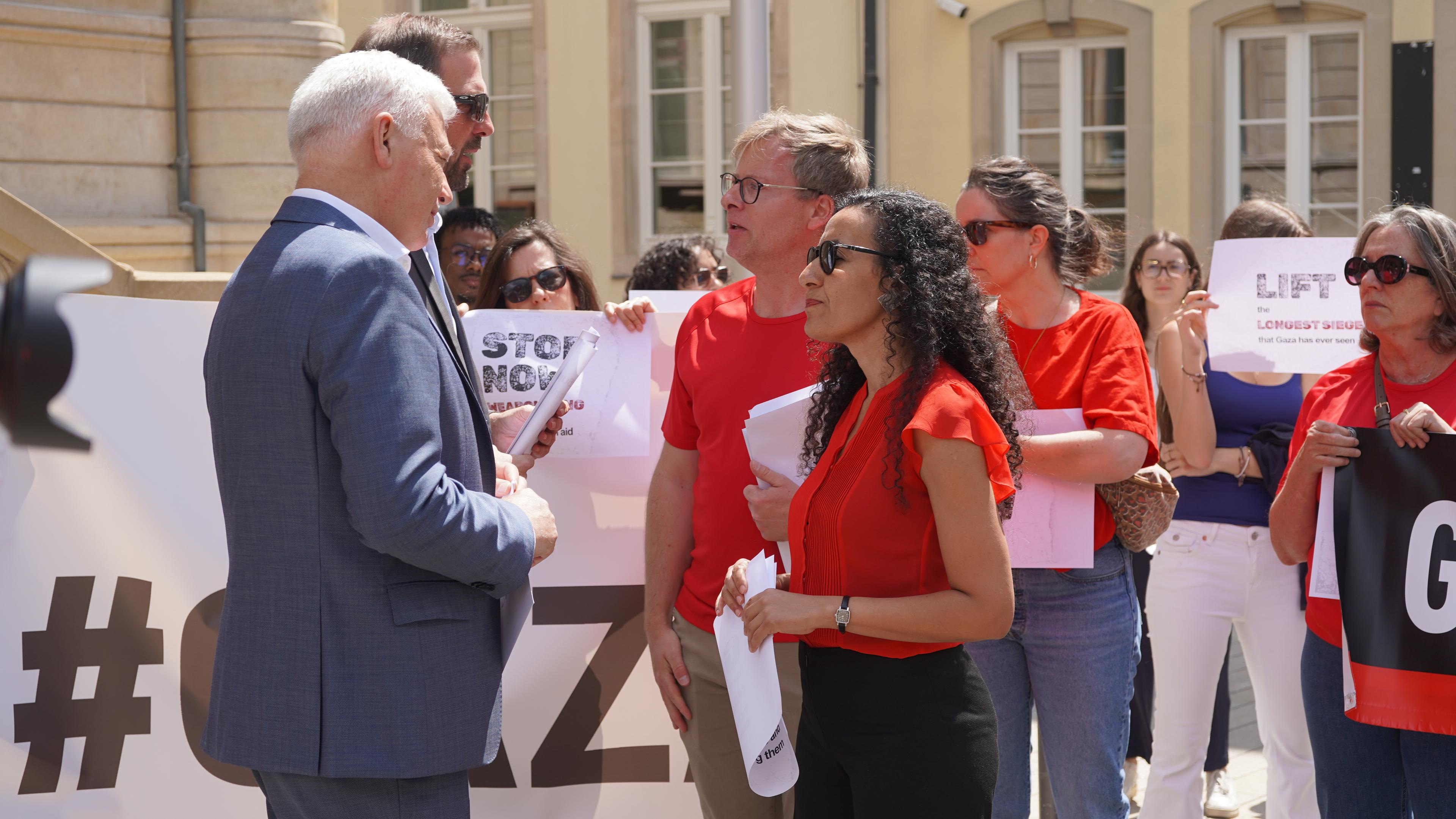 MSF Luxembour remets en main propre la lettre ouverte sur Gaza au Monsieur le Président de la Chambre des Députés, Claude Wiseler. Luxembourg, 16 juin, 2025 © Arnaud Gruest/ MSF