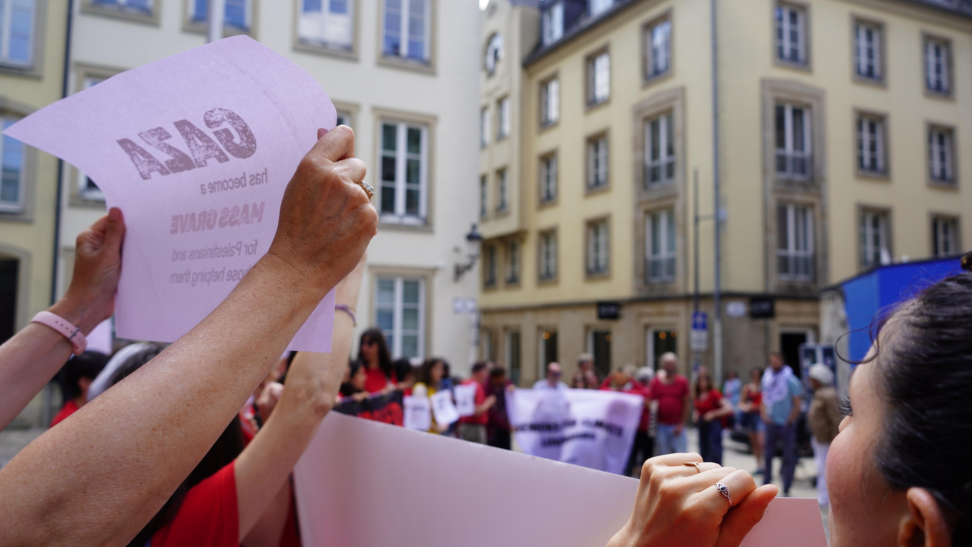 Image de l'action 'Ligne rouge' pour Gaza, organisé par MSF Luxemboyrg devant la Chambre des Députés. Luxembourg, 16 juin, 2025 © Arnaud Gruest/ MSF