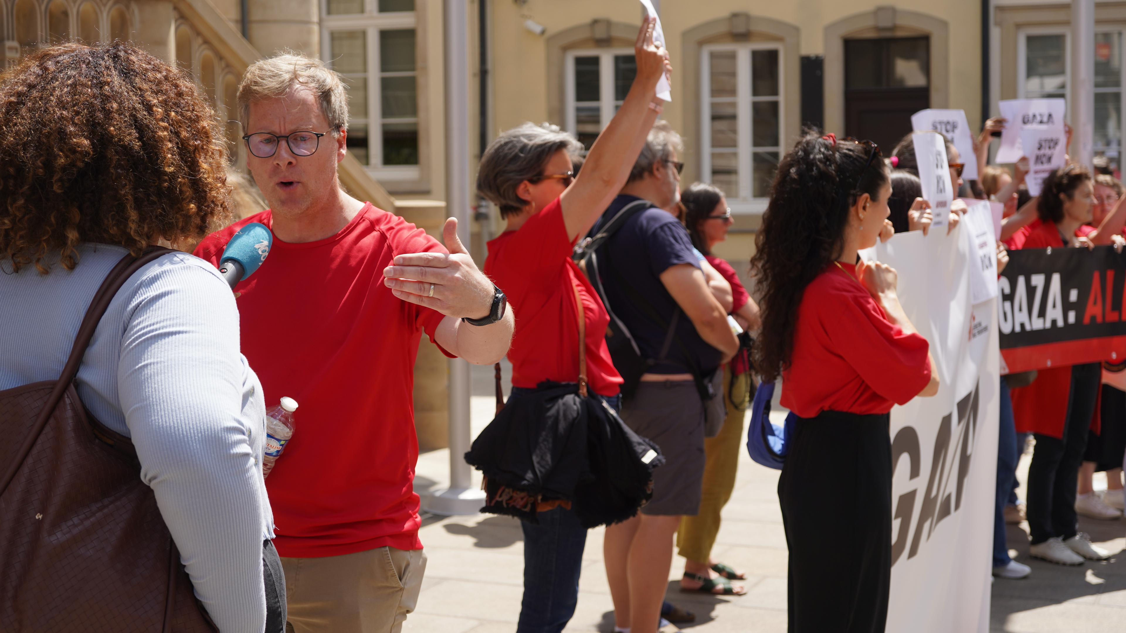 Image de l'action 'Ligne rouge' pour Gaza, organisé par MSF Luxemboyrg devant la Chambre des Députés. Luxembourg, 16 juin, 2025 © Arnaud Gruest/ MSF