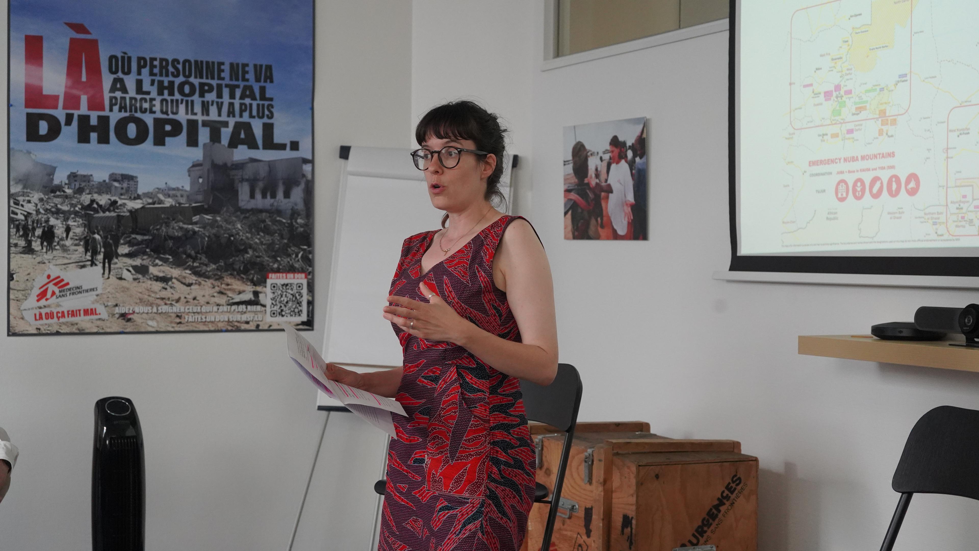 Claire San Filippo, coordinatrice d’urgence pour Médecins Sans Frontières au Soudan et au Tchad, s'adresse à une cinquantaine de soutiens et sympathisants de MSF Luxembourg au sujet de la guerre au Soudan. La rencontre, organisée dans les locaux de MSF Luxembourg, marque la présentation du rapport d’activités 2024 de la section luxembourgeoise. Luxembourg, juin 2025. © Cristina Fernandez / MSF