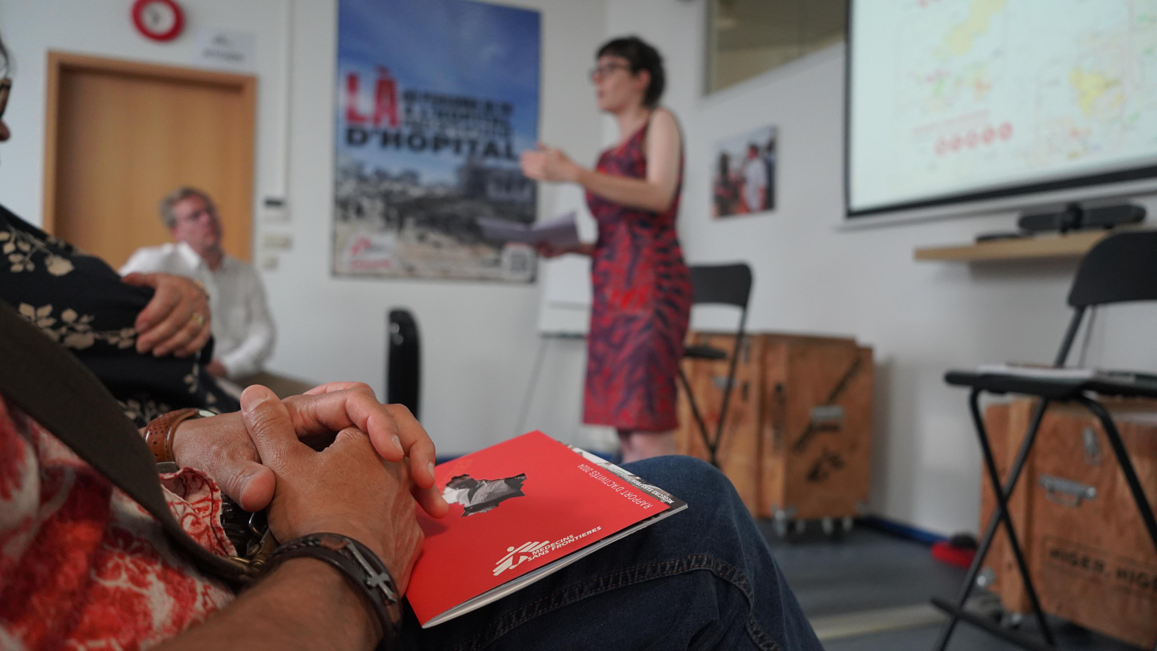 Claire San Filippo, coordinatrice d’urgence pour Médecins Sans Frontières au Soudan et au Tchad, s'adresse à une cinquantaine de soutiens et sympathisants de MSF Luxembourg au sujet de la guerre au Soudan. La rencontre, organisée dans les locaux de MSF Luxembourg, marque la présentation du rapport d’activités 2024 de la section luxembourgeoise. Luxembourg, juin 2025. © Cristina Fernandez / MSF