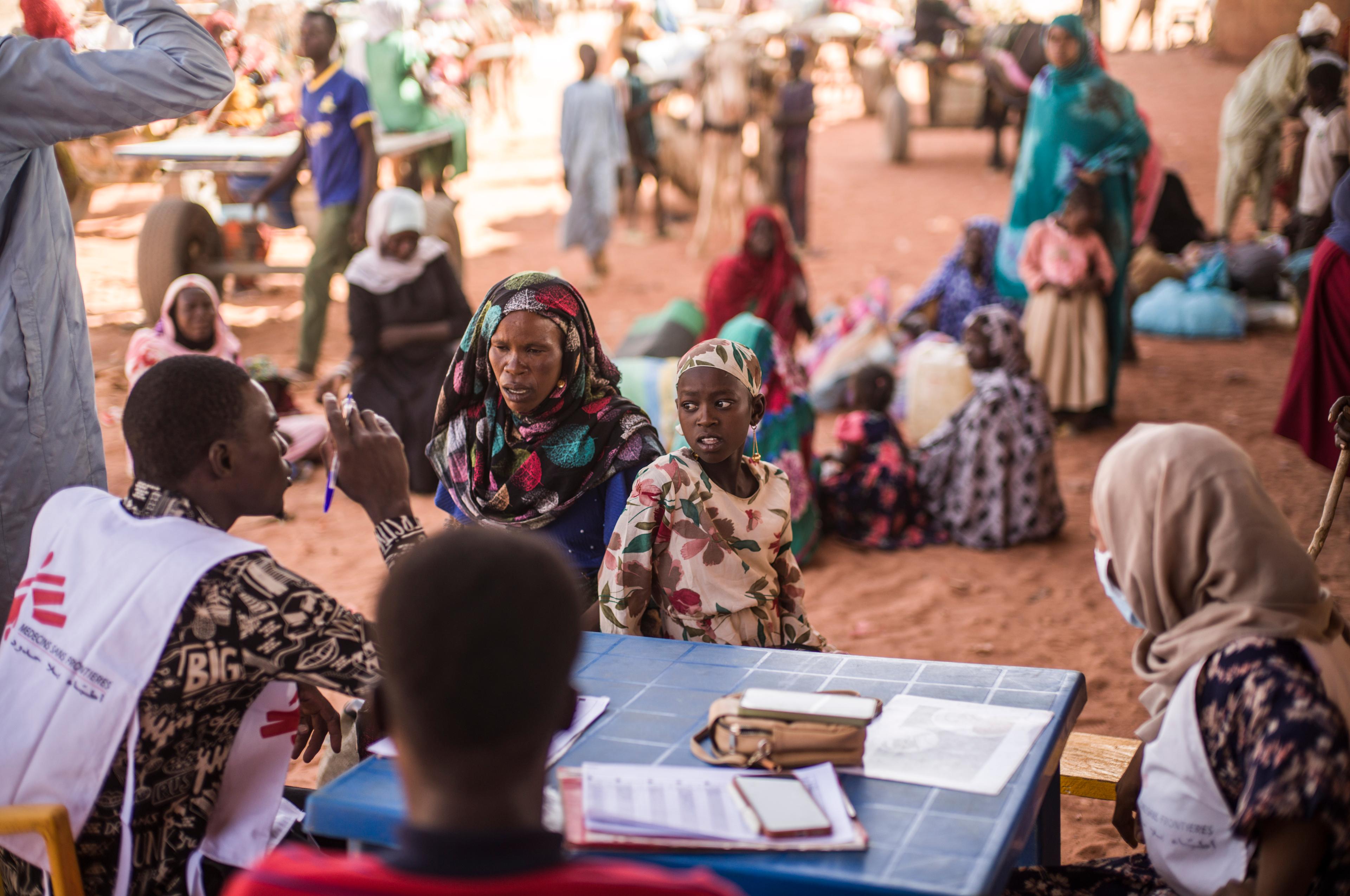 Poste frontière d’Adré entre le Tchad et le Soudan: De nouveaux arrivants attendent de s’enregistrer auprès des autorités tchadiennes avant de poursuivre leur route vers la ville d’Adré ou d’autres localités au Tchad. Tchad, avril, 2024 © Corentin Fohlen/Divergence