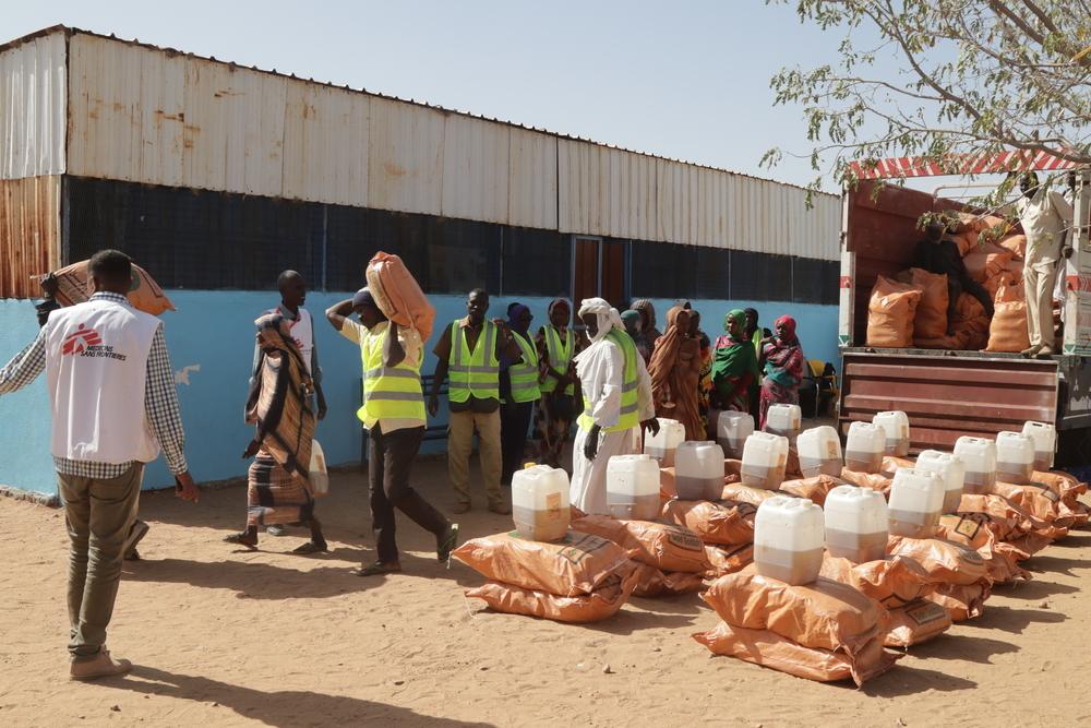 Début de la distribution alimentaire ciblée. Sur ce site, les enfants inscrits au programme ambulatoire de malnutrition de MSF recevront deux mois de nourriture pour eux et leurs familles.