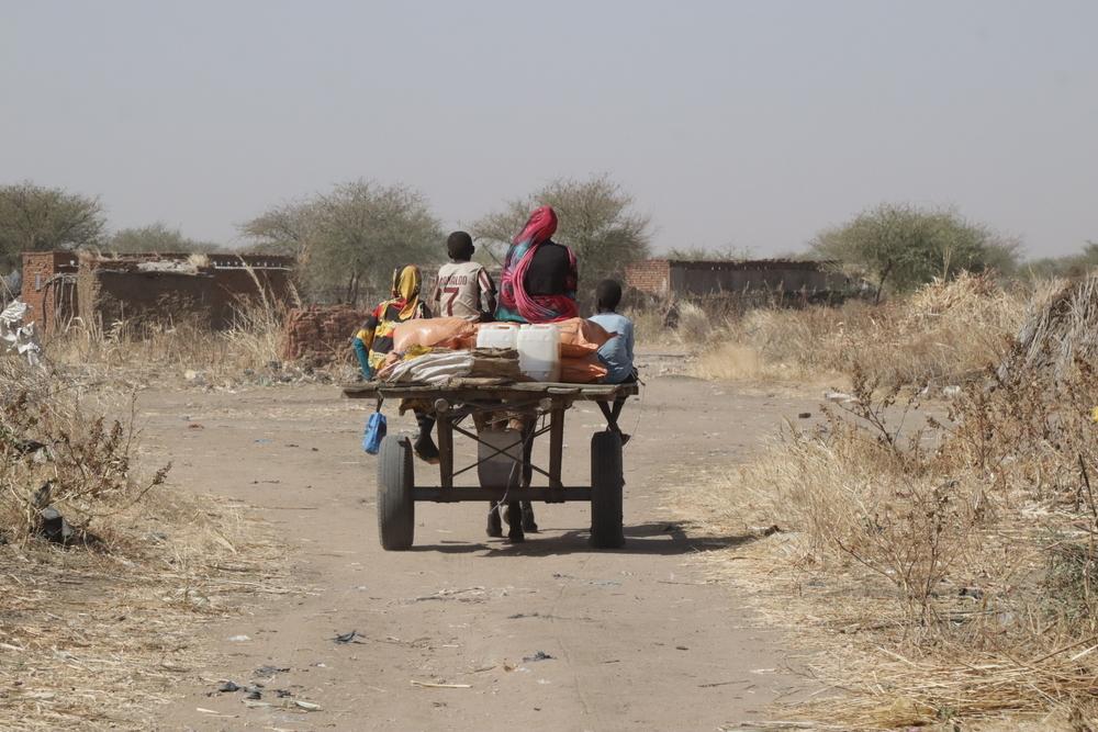 Une des familles sur le chemin du retour après avoir reçu les paniers de nourriture.