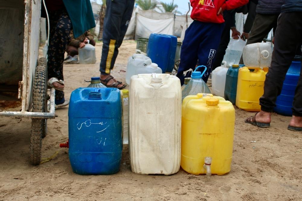 Des familles palestiniennes font la queue pour de l’eau dans la ville de Beit Lahia, au nord de la bande de Gaza. Bet Lahia, bande de Gaza. © Nour Alsaqqa/MSF 