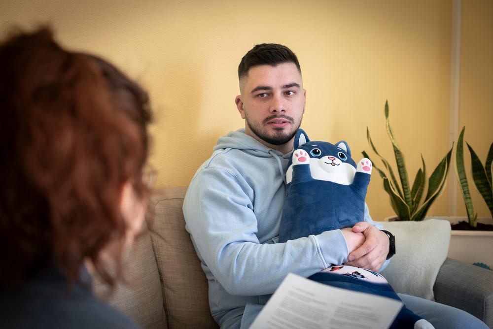 Oleksandr Zelenyi, 27 ans, a été grièvement blessé en mai 2022 dans la région de Louhansk lors d’une double explosion. Depuis, il vit avec un traumatisme crânien, accompagné de troubles du sommeil, de pertes de mémoire et d’autres symptômes souvent associés au stress post-traumatique — notamment l’irritabilité, la perte de motivation et des difficultés dans les interactions sociales. Après plusieurs hospitalisations, Oleksandr a été orienté vers le centre de santé mentale de MSF à Vinnytsia, où il a commenc