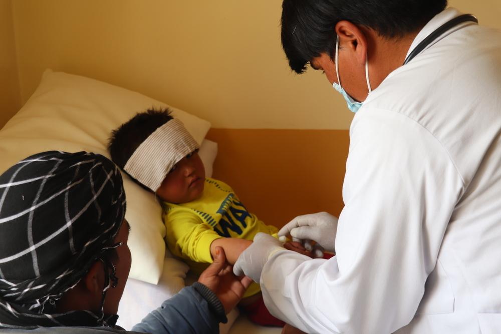 Sadiq Yaqoobi, 30 ans, est infirmier au sous-centre de santé soutenu par MSF dans la vallée de Dar-e-Ali, dans le district de Yakawalang 1, dans la province de Bamyan.| Afghanistan 2025 © Logan Turner/MSF
