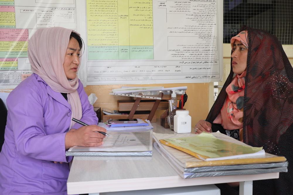 Roqia Hussaini, à droite, s'entretient avec la sage-femme Shakiba Paikarzada dans un centre de santé soutenu par MSF dans la province de Bamyan. | Afghanistan 2025 © Logan Turner/MSF