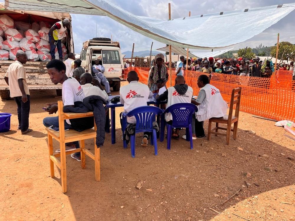 Dans le territoire de Rutshuru, au Nord-Kivu, MSF alerte sur la situation critique des civils et sur les récits de violence entendus par les équipes MSF à Bambo, où les forces armées congolaises et leurs alliés respectifsont forcé des milliers de personnes à fuir leurs villages depuis la mi-mai. RDC, mai 2025 © MSF