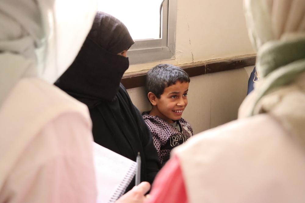 L’enfant Abdulrazzaq, âgé de 12 ans, a été blessé alors qu’il gardait des moutons dans la zone désertique de la ville d’Al-Asharah, dans la campagne de Deir ez-Zor, à 10h30 le 17 avril 2025. Syrie, mai 2025  ©  Asmar Al-Bahir/MSF