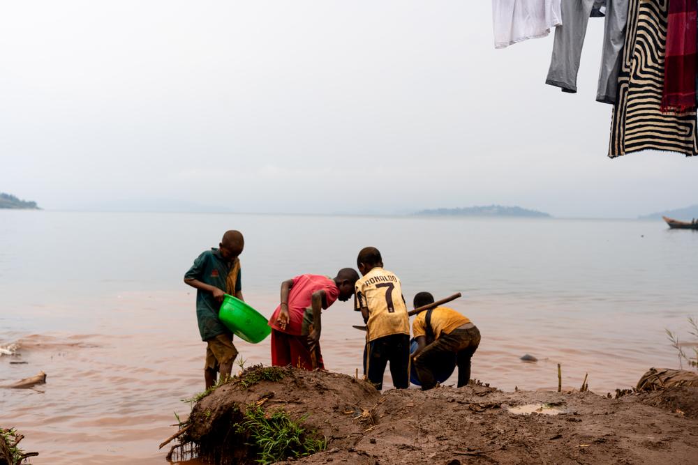 Des enfants de Lomera, au Sud-Kivu, vont chercher de l'eau dans le lac, s'exposant ainsi au choléra. RDC, juin 2025 © Sam Bradpiece/MSF