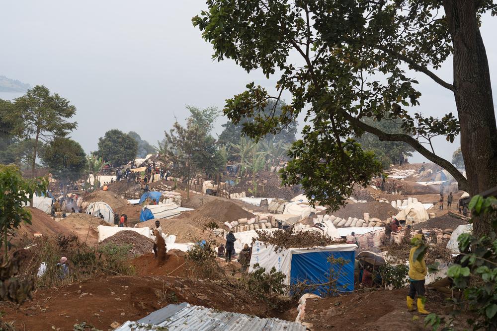 Vue de village de Lomera, qui est désormais un vaste chaos de puits, de mines et d’abris de fortune. RDC, juin 2025 © Sam Bradpiece/MSF