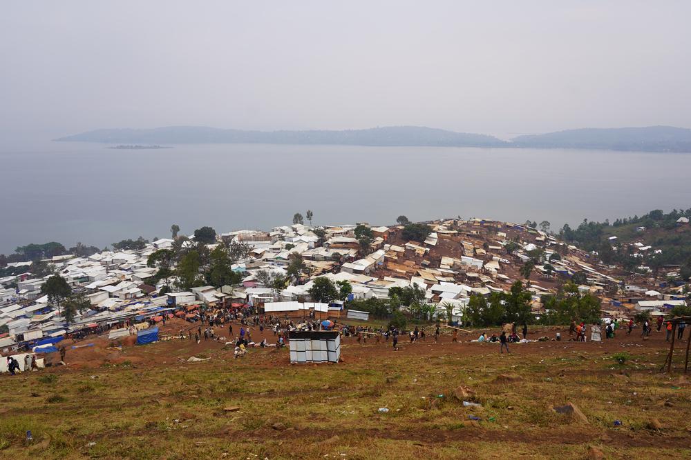 La population de Lomera a explosé à la suite de la découverte d'or fin décembre 2024. Ce qui était autrefois un village lacustre de 1 500 habitants s'est rapidement transformé en une colonie tentaculaire d'abris de fortune, abritant désormais une population transitoire croissante de plus de 12 000 personnes. RDC, juin, 2025 © Sam Bradpiece/MSF