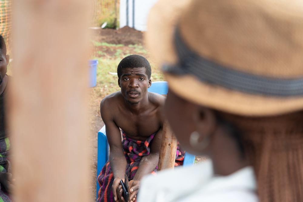 Bonheur Maganda, un patient récemment sorti de l'hôpital et atteint du choléra, a été infecté alors qu'il travaillait dans les mines. L'eau du lac contaminé est largement utilisée dans le processus d'exploitation minière, exposant les travailleurs à un risque d'infection. RDC, juin 2025 © Sam Bradpiece/MSF