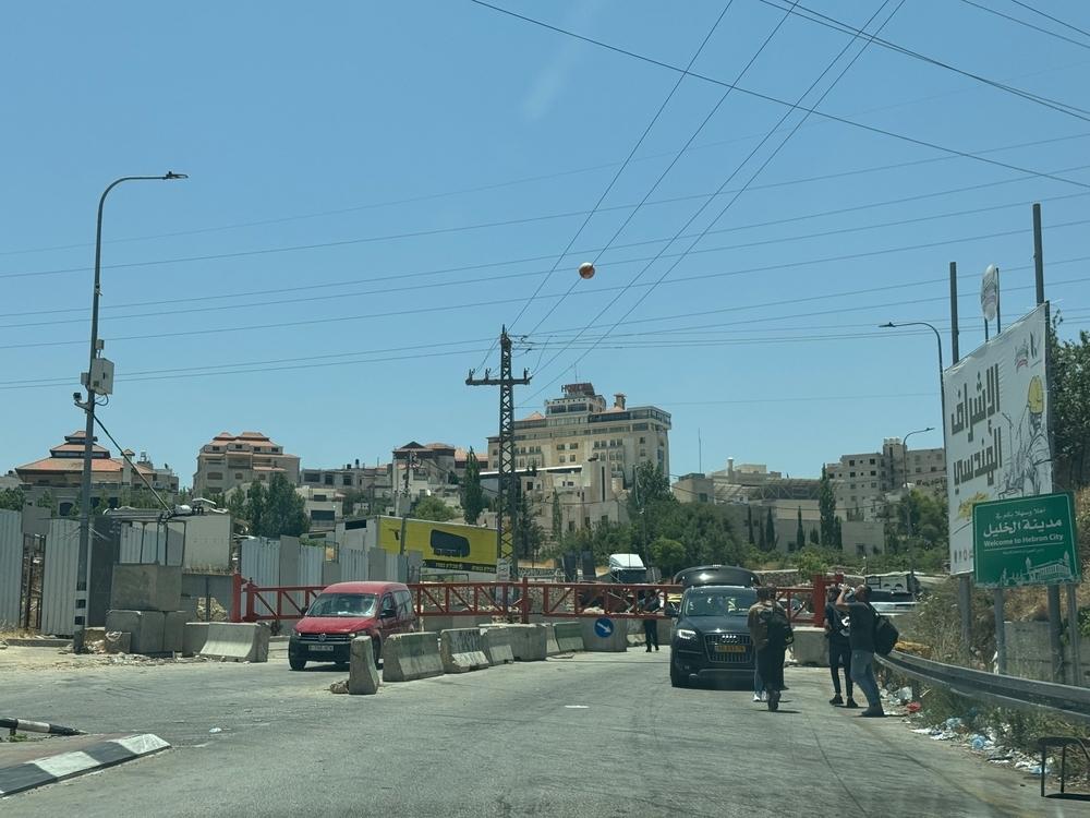 Le 14 juin, des personnes ont attendu devant la barrière israélienne fermée, bloquant l’une des principales routes menant à Hébron. Beaucoup ont fini par traverser à pied, malgré les risques. Ceux qui avaient besoin de soins médicaux ou qui étaient dans l’incapacité de marcher sont restés bloqués, incapables de passer. Cisjordanie, juin 2025 © MSF
