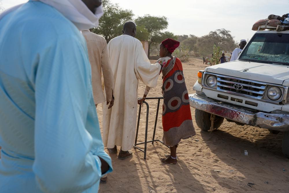 Manasit retourne péniblement à la voiture. Elle, sa sœur Aami et leur mère Hadidja ont toutes été touchées par des balles perdues. Juste après avoir traversé la frontière, elles sont transférées vers un hôpital voisin.