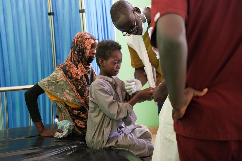 Mahanat, 11 ans, a perdu sa main gauche le 11 avril, lorsque les Forces de soutien rapide ont lancé une offensive terrestre massive contre les 500 000 personnes déplacées du camp de Zamzam, au Soudan.