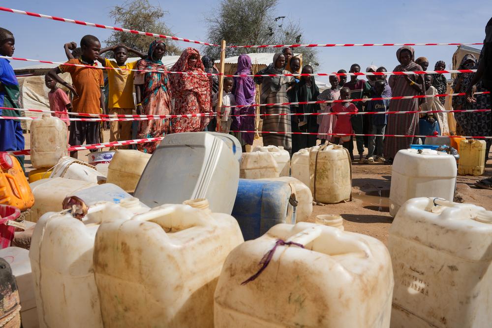 Une distribution d'eau dans le camp de transit de Tine.