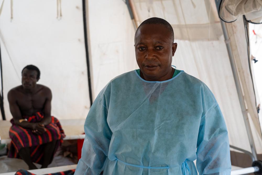 Ezekiel, un infirmier de MSF, fait la tournée d'un centre de traitement du choléra mis en place pour répondre à une épidémie à Lomera, au Sud-Kivu. RDC, juin 2025 © Sam Bradpiece/MSF 