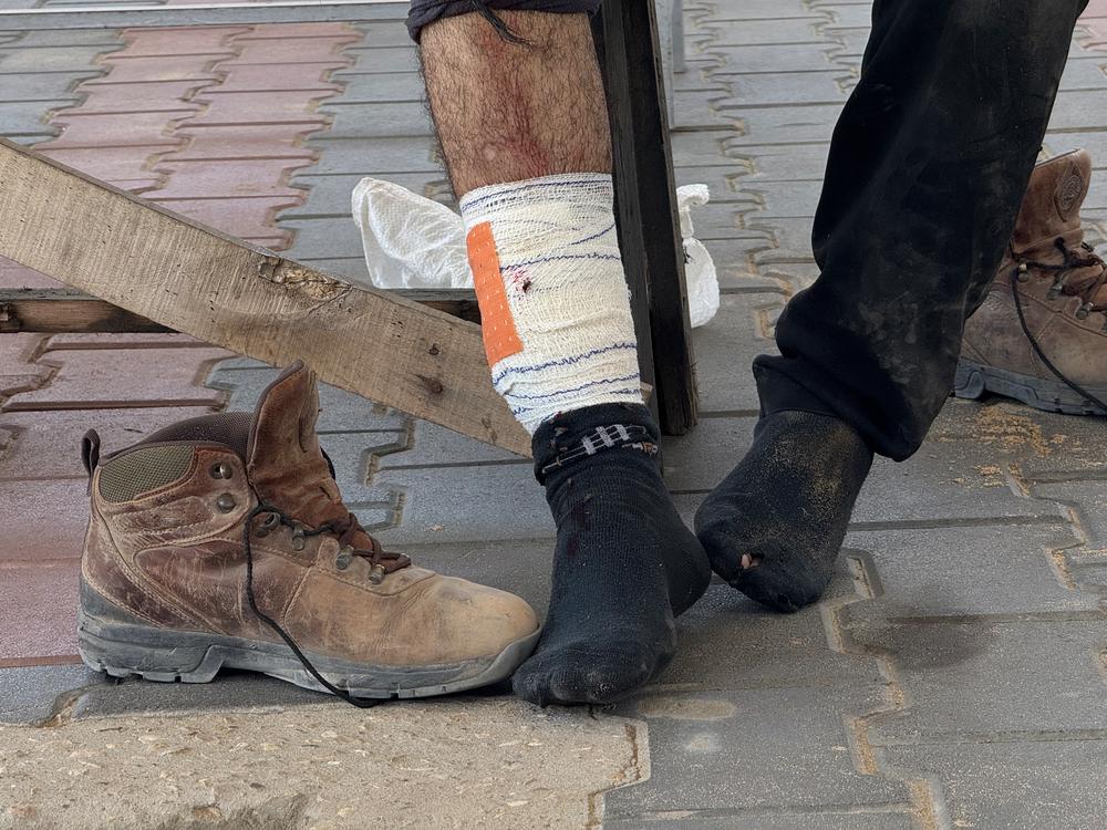 Un patient déplacé de 32 ans au centre de soins primaires de Mawasi, à Rafah, dans le sud de Gaza. Il a été blessé par balle sur l’un des sites de distribution de l’aide américano-israélienne alors qu’il cherchait de la nourriture pour nourrir sa famille. Juin, 2025 © Nour Alsaqqa/MSF