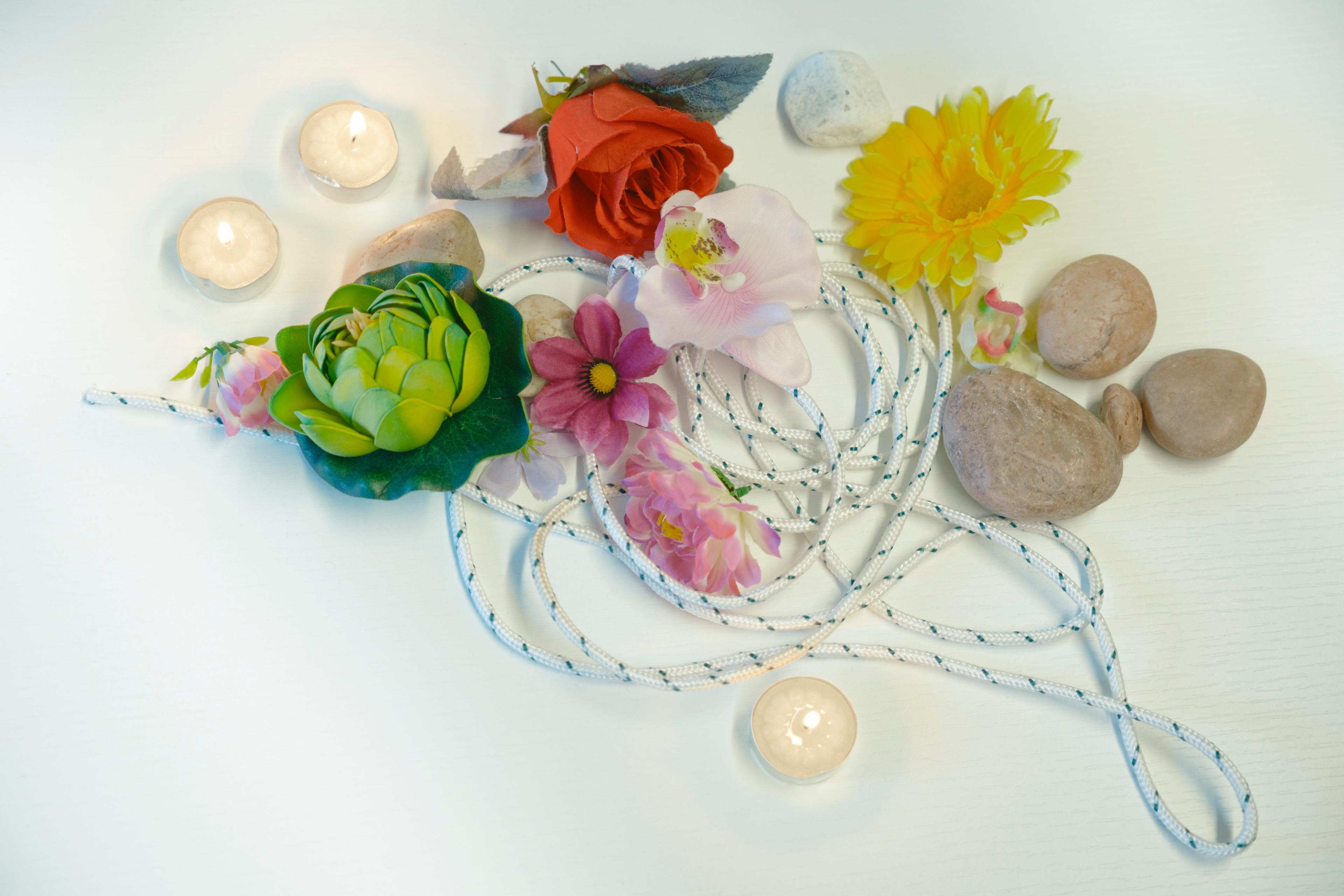 Les patients sont invités à représenter les événements de leur vie avec des pierres pour les traumatismes, des fleurs pour les bons souvenirs, et des bougies pour les pertes.