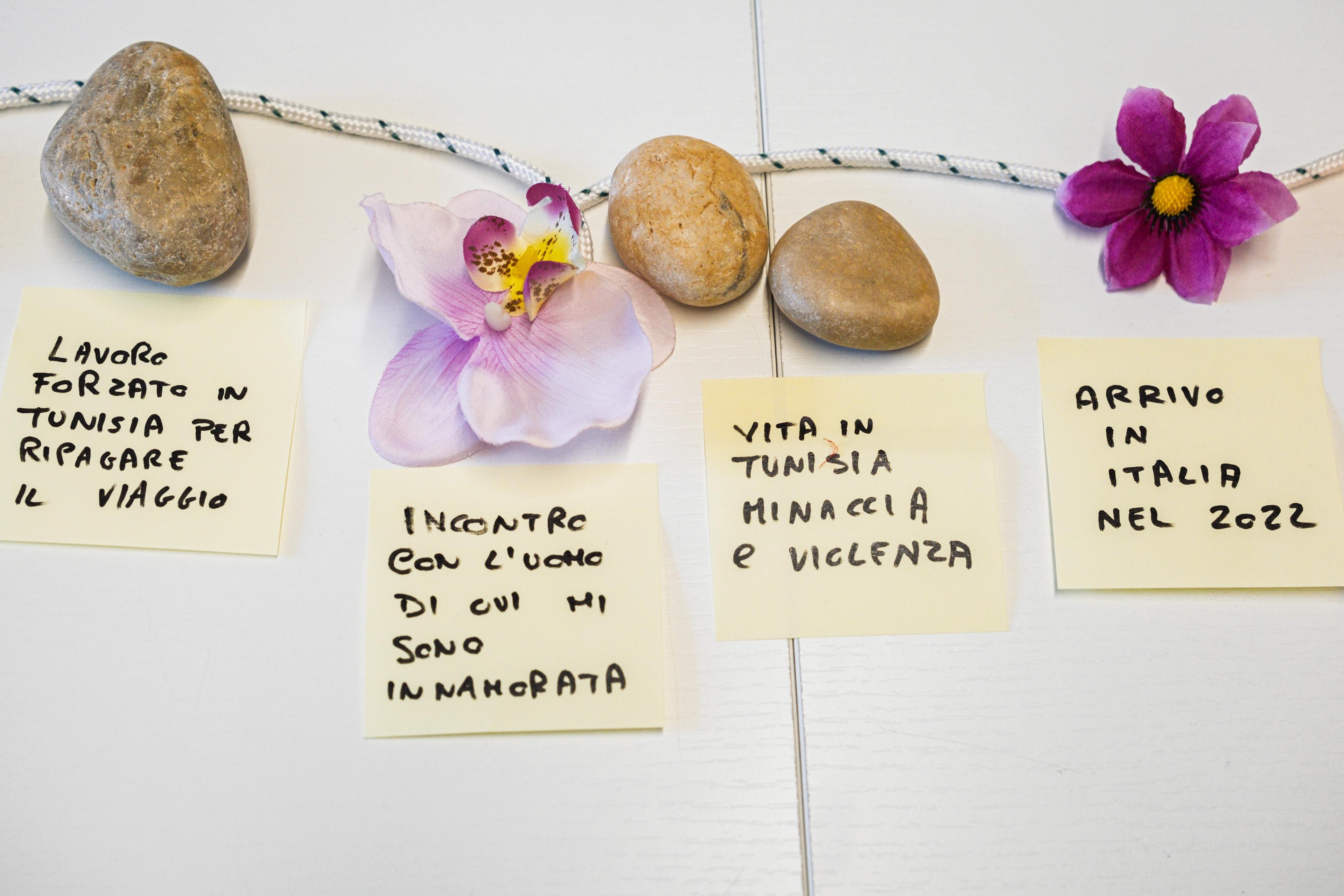 Les patients sont invités à représenter les événements de leur vie avec des pierres pour les traumatismes, des fleurs pour les bons souvenirs, et des bougies pour les pertes. 