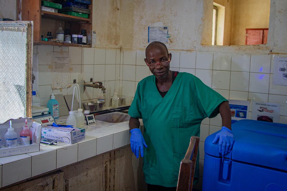 Christophe est technicien de laboratoire à l'hôpital général de référence de Walikale, soutenu par Médecins Sans Frontières, dans la province du Nord-Kivu, à l'est de la République démocratique du Congo. Il prépare les échantillons biologiques des patients et utilise des lames d'observation pour les analyser au microscope. Avril, 2024 © Marion Molinari/MSF
