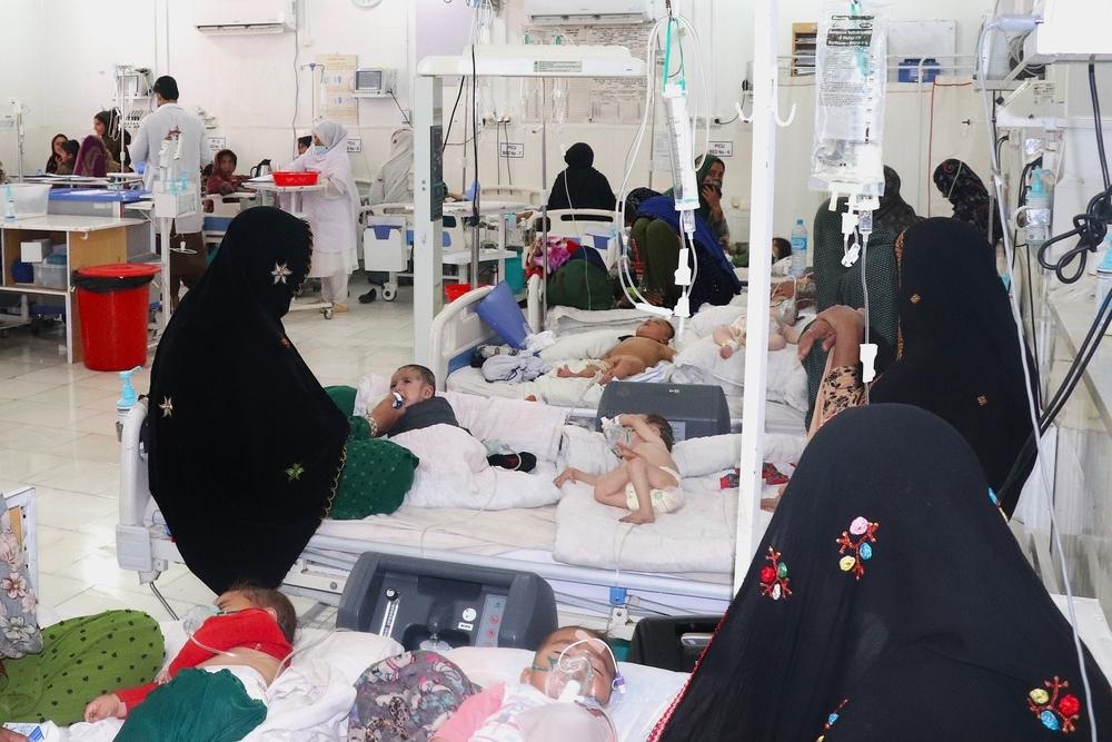 À l'intérieur de l'unité de soins intensifs pédiatriques de l'hôpital Boost, soutenu par MSF, à Helmand, où le nombre élevé de patients signifie souvent que deux, voire trois enfants, doivent partager un seul lit.