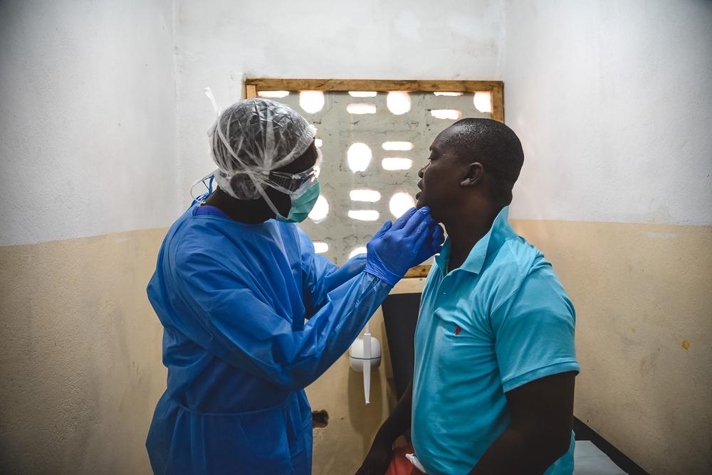 George Kamara, agent de santé communautaire de MSF, examine un patient au centre de traitement du mpox soutenu par MSF dans la ville de Calaba, à Freetown, en Sierra Leone.