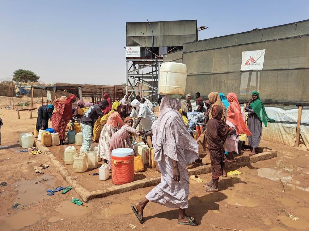 Dans le camp de transit d'Adré, les systèmes d'approvisionnement en eau construits par MSF ont produit 654 m³ d'eau par jour rien qu'en mai. 