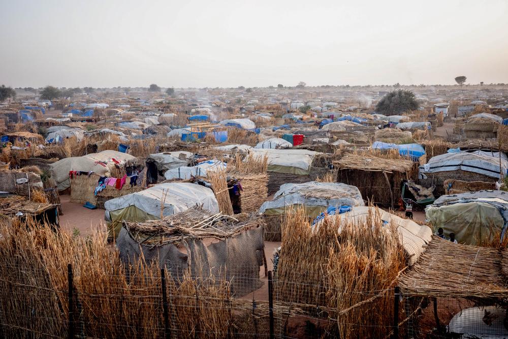 La crise des réfugiés au Tchad se déroule dans un contexte de réduction des financements mondiaux. Début 2025, les États-Unis ont réduit leur aide étrangère, suivie par l'Allemagne, les Pays-Bas, la Belgique, le Royaume-Uni et la France.