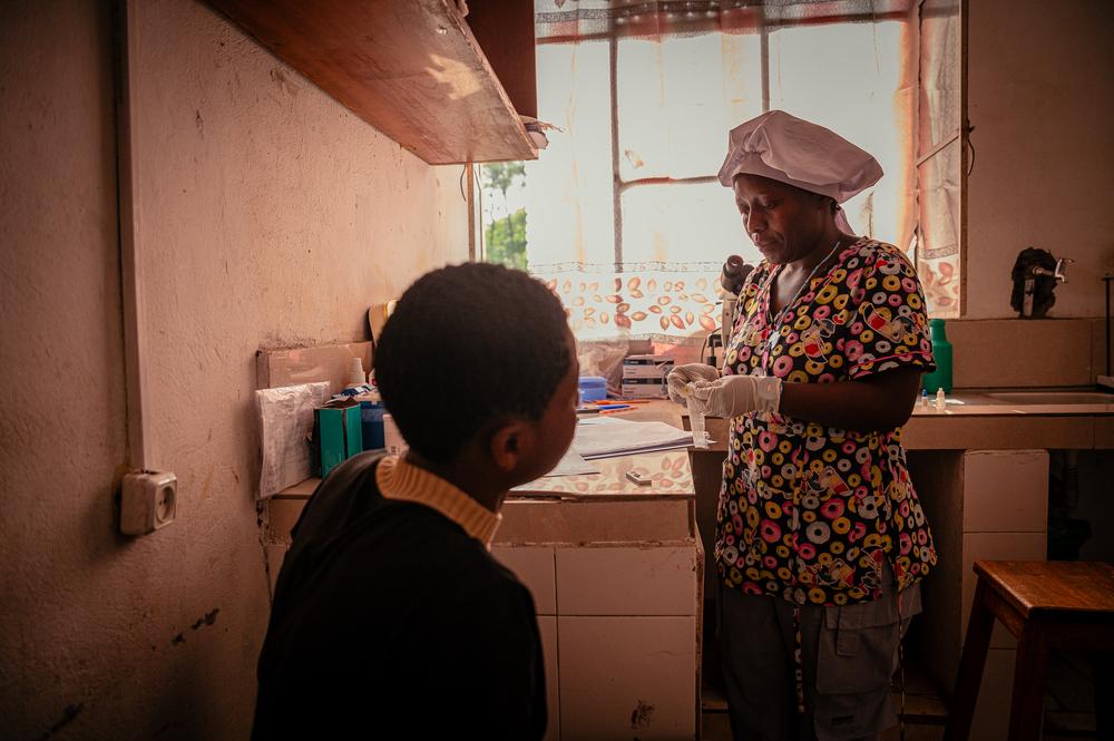 Une infirmière prépare un médicament pour une jeune fille survivante de violences sexuelles dans le laboratoire du centre de santé de CCLK à Goma. 