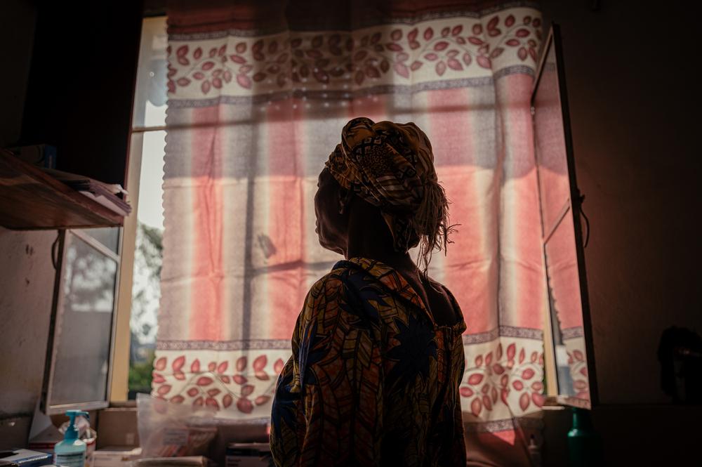 Angélica (prénom modifié). Portrait d’une femme de 75 ans, mère et survivante de plusieurs viols, après son entretien avec le superviseur en charge de la protection à MSF. Elle s’est rendue au centre de santé de CCLK pour y recevoir des soins.