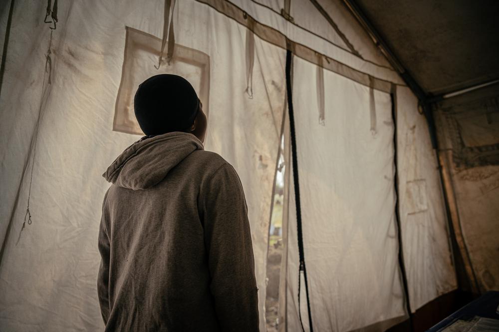 Denisa (prénom modifié). Portrait d’une mineure de 15 ans, survivante de violences sexuelles, accompagnée de sa mère, elle-même survivante de violences sexuelles. Après un entretien avec le superviseur MSF en charge de la protection, elles se rendent au centre de santé de CCLK pour recevoir des soins dans le cadre de leur prise en charge