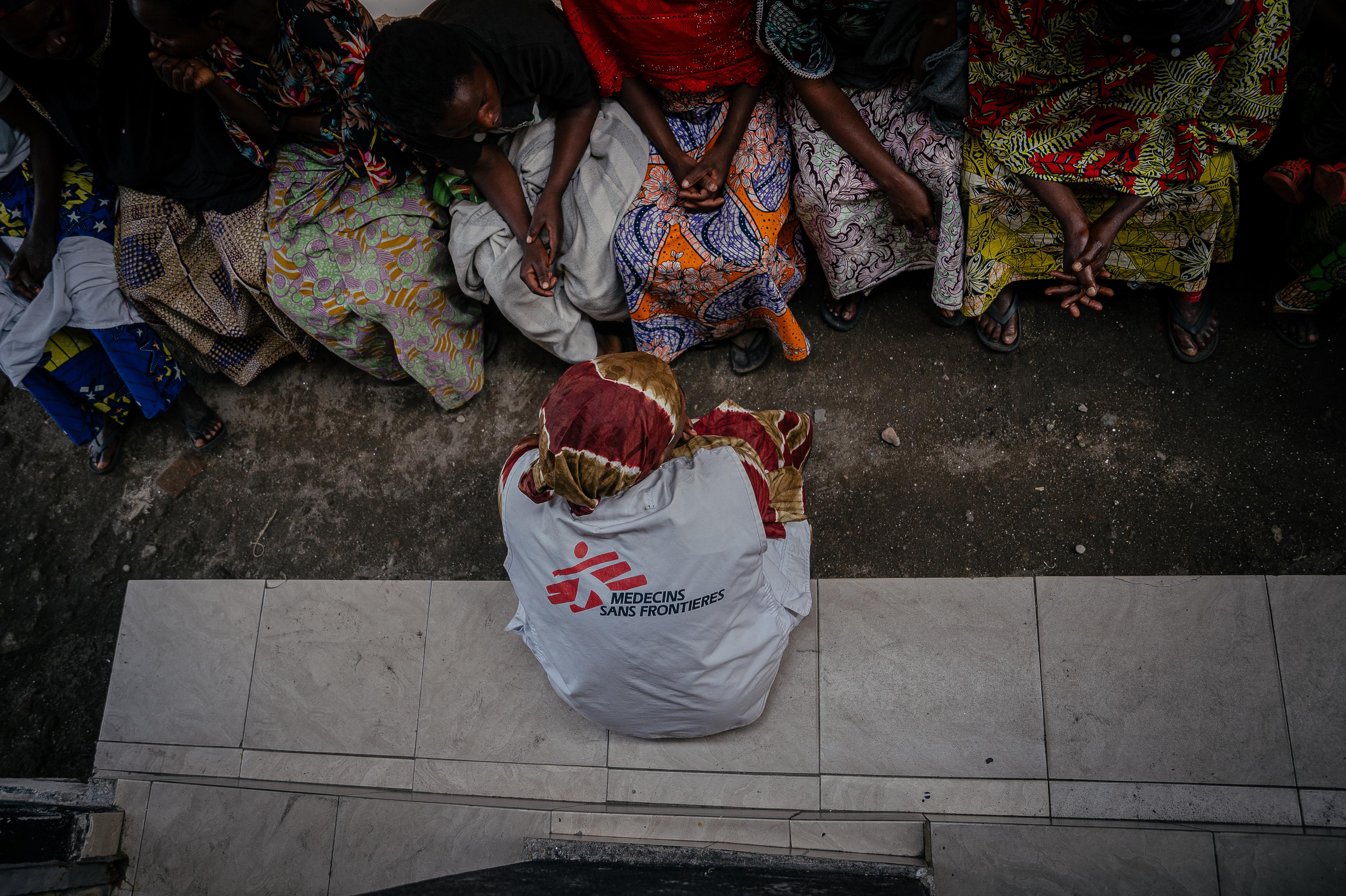 Sandra, superviseuse MSF en charge de la protection, est assise en face de femmes survivantes de violences sexuelles. Elle échange avec elles en assurant une écoute active dans le cadre de leur prise en charge. 