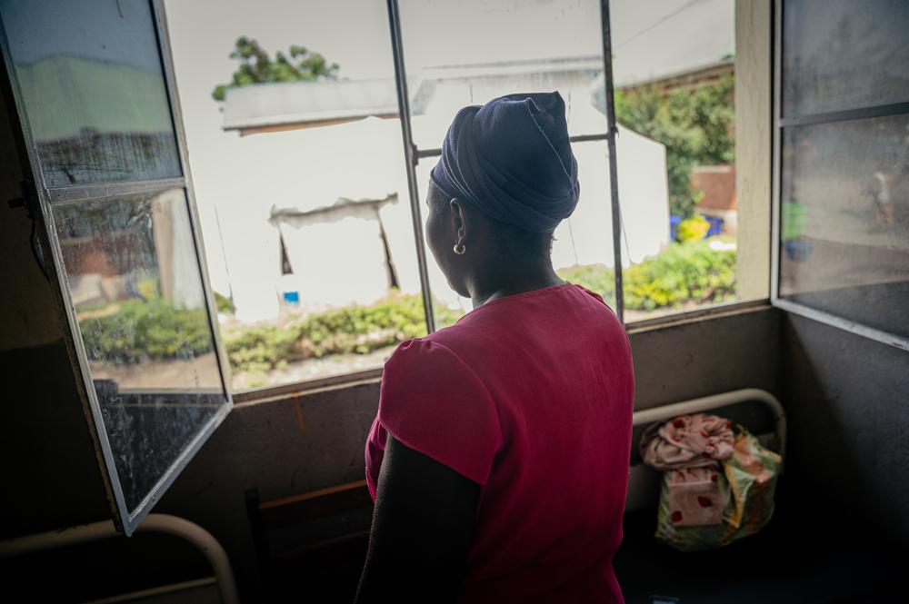 Sarah (prénom modifié). Au centre de santé de CCLK à Goma, une femme survivante de violences sexuelles de 25 ans, mère de cinq enfants. Son mari a disparu lors du conflit et elle est sans nouvelles de lui. Elle s’apprête à rentrer chez elle après un entretien avec la superviseuse protection. 