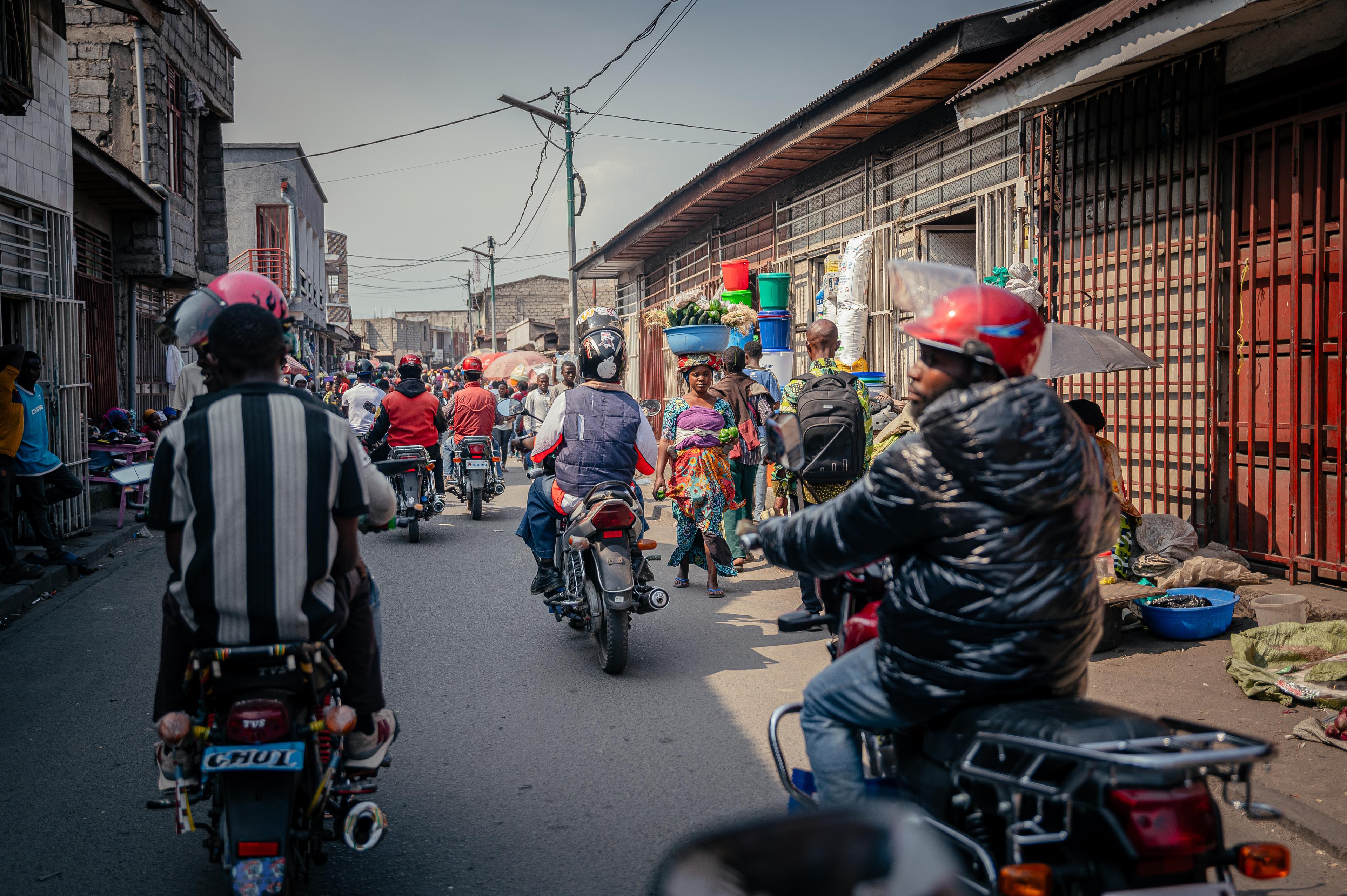 Des motards circulent dans le marché central de Birere, à Goma, à bord de leurs motos, à la recherche de clients. 