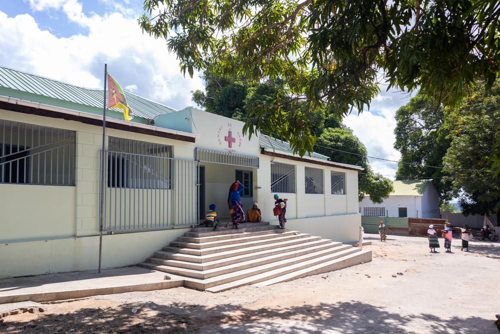 En mai 2024, la ville de Macomia a été attaquée par un groupe armé non étatique, obligeant MSF et d'autres organisations humanitaires à suspendre leurs activités. Un an plus tard, le centre de santé de Macomia est la seule structure opérationnelle dans tout le district, alors que sept centres de santé fonctionnaient avant l'attaque. Macomia, Cabo Delgado. Mai, 2025 © Marília Gurgel/MSF