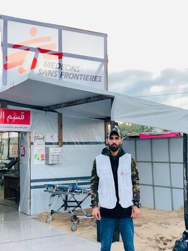 Le 3 juillet, Abdullah Hammad, ancien collègue de MSF, a été tué par les forces israéliennes qui ont pris pour cible un groupe de personnes attendant des camions de farine. Il est photographié avant sa mort. Abdullah a travaillé comme hygiéniste pour MSF dans la clinique Al Mawasi pendant un an et demi, jusqu'au 30 juin 2025. © MSF