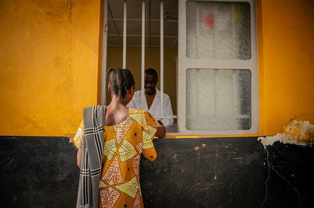 Une femme, victime de violences sexuelles, se rend à la pharmacie du centre de santé de CCLK à Goma pour récupérer les médicaments qui lui ont été prescrits dans le cadre de sa prise en charge. 