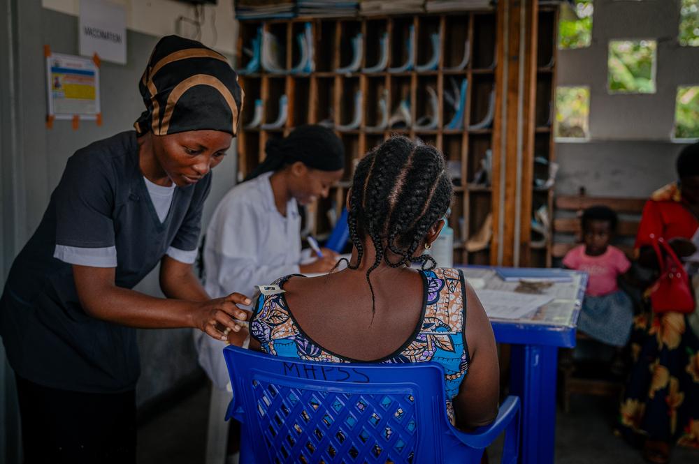 Une femme enceinte, résidant à Goma et victime de violences sexuelles, est assise dans la salle d’attente du centre de santé de CCLK à Goma, où elle vient de recevoir un vaccin. 