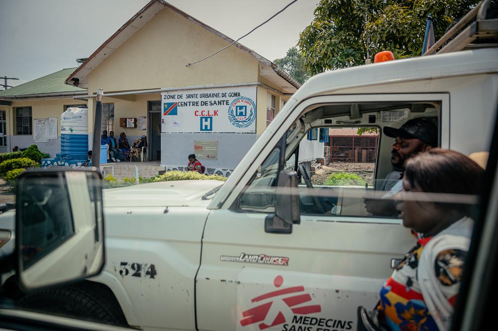 Des véhicules MSF sont garés dans l’enceinte du centre de santé de CCLK à Goma. 