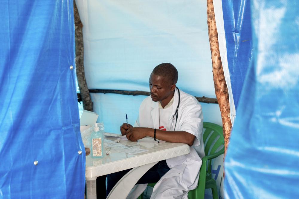 Un médecin MSF enregistre les informations des patients dans une clinique mobile à Golé, l'une des trois localités actuellement desservies par les équipes de MSF