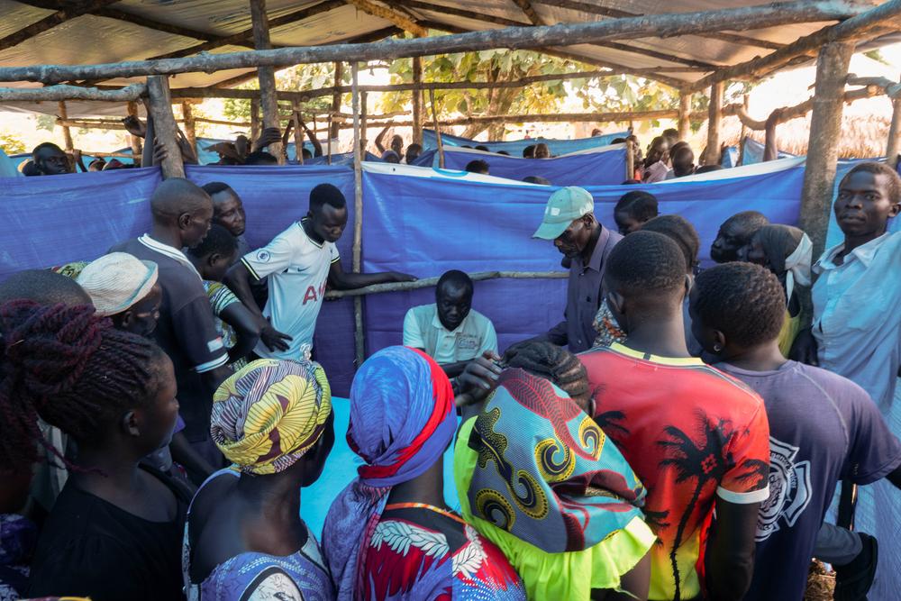 Un responsable du Comité national des réfugiés de la RDC enregistre les nouveaux arrivants en provenance du Soudan du Sud. 